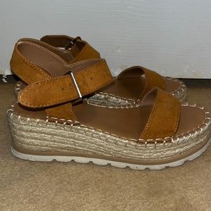 Universal thread wedge sandals brown